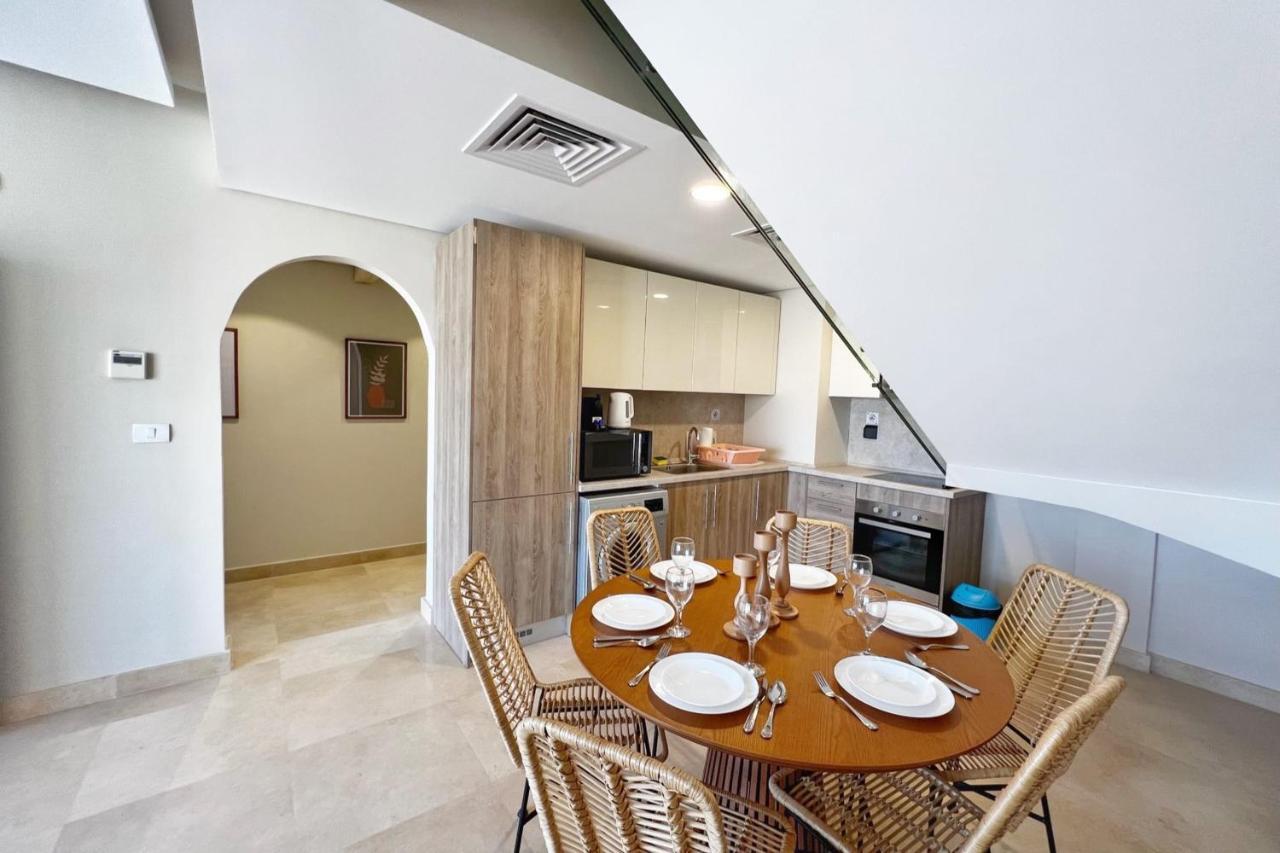 Spectacular & Soaring 2 Bdr W Private Rooftop Jacuzzi & Access Apartmán Hurghada