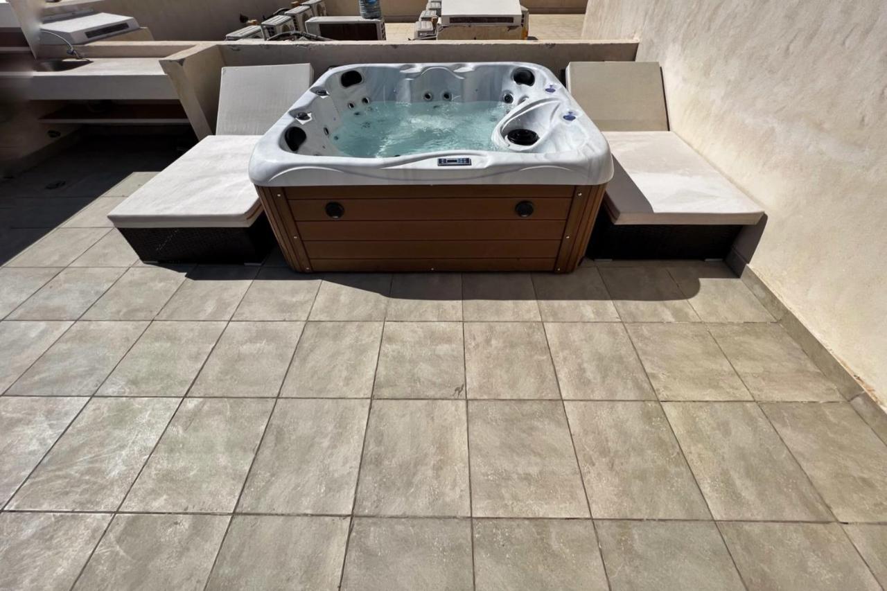 Spectacular & Soaring 2 Bdr W Private Rooftop Jacuzzi & Access Apartmán *